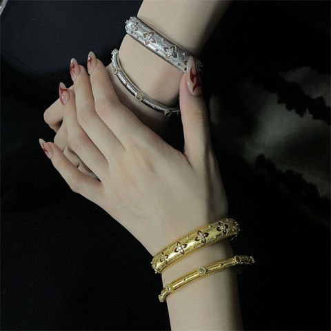 Gelang manset sikat Buccellati