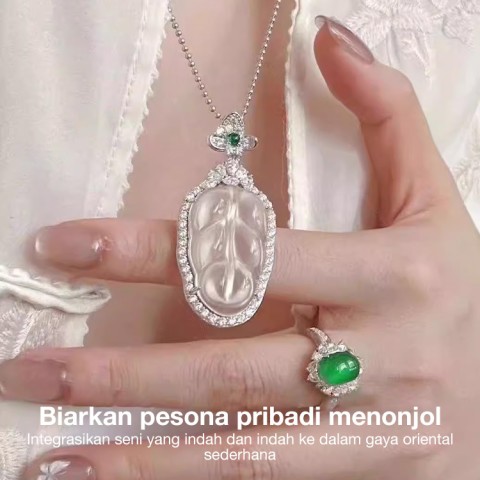 Kalung Liontin Batu Giok Daun dan Batu Putih