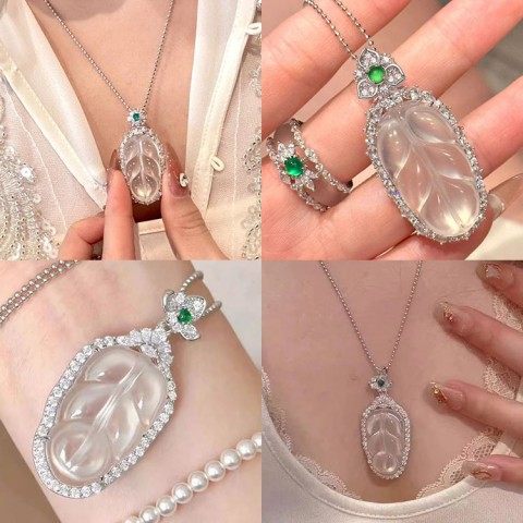 Kalung Liontin Batu Giok Daun dan Batu Putih