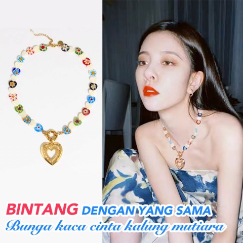 Bintang Korea dengan kalung mutiara cinta kaca bunga yang sama