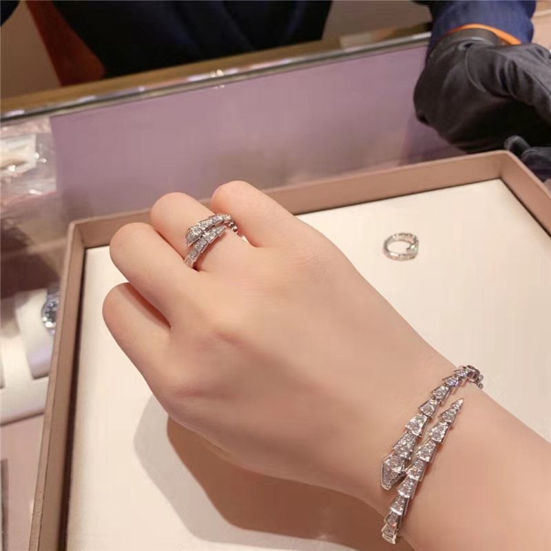 Tambahkan 30rb dapatkan Cincin Moissanite - Gelang dan Set Cincin Berbentuk Ular Moissanite - Dengan kotak hadiah premium gratis. Pengiriman dari Jakarta