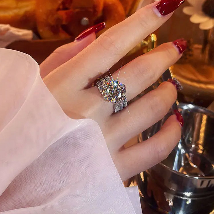 Cincin Moissanite Super Flash 5 Karat - Gratis kotak kado. Bersertifikat GRA. Ukuran yang dapat disesuaikan. Pengiriman dari Jakarta