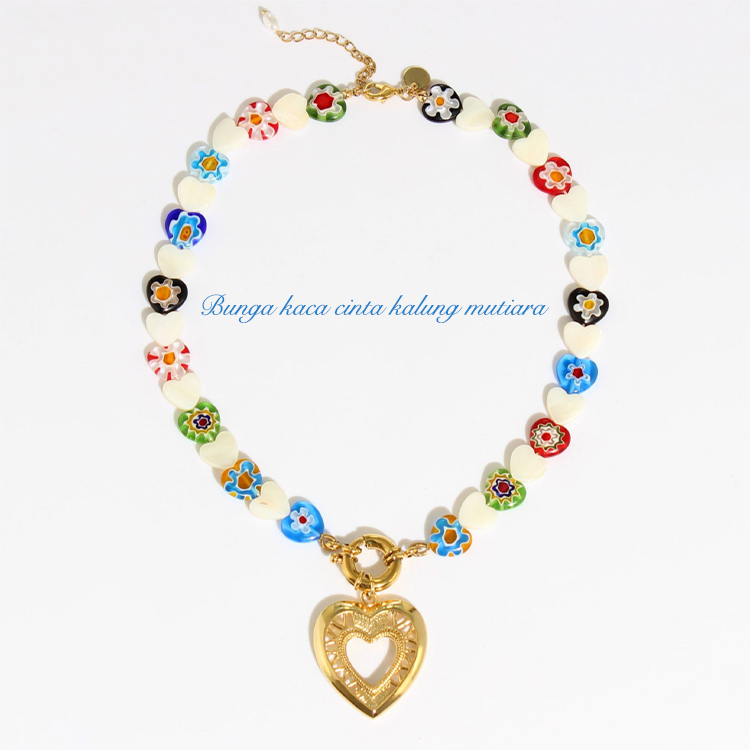 Bintang Korea Dengan Kalung Mutiara Cinta Kaca Bunga Yang Sama