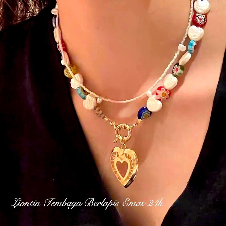 Bintang Korea Dengan Kalung Mutiara Cinta Kaca Bunga Yang Sama